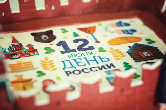 Арзамасский хлебзавод на День России подарил своим сотрудникам Путина из мастики - фото 3