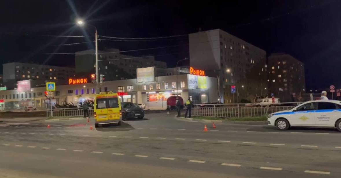 &laquo;Мерседес&raquo; и &laquo;Мазда&raquo; столкнулись в Московском районе  - фото 1