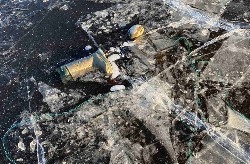 Сапоги и рюкзак обнаружены на месте предполагаемого провала под лед снегохода с людьми у поселка Памяти Парижской Коммуны - фото 2