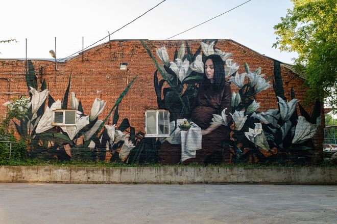 Стрит-арт, посвященный зарождению жизни, появился на фасаде нижегородского роддома № 1 - фото 1