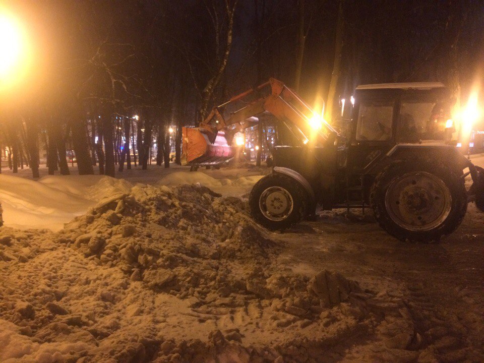 Лед сломан: сквер на площади Свободы привели в порядок после нагоняя от Панова - фото 2