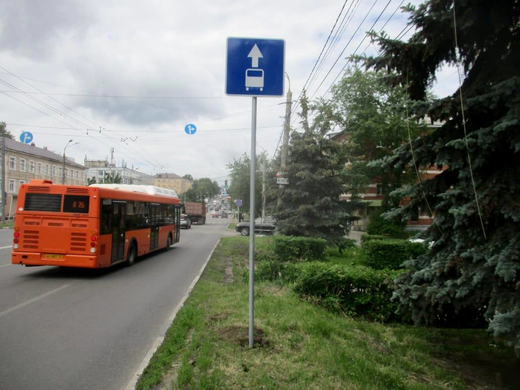 Выделенную полосу обустраивают на улице Бекетова в Нижнем Новгороде - фото 1
