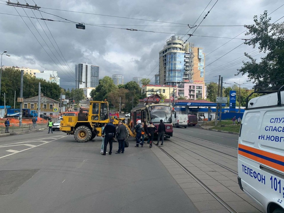 Молодой человек попал под колеса трамвая в центре Нижнего Новгорода - фото 1
