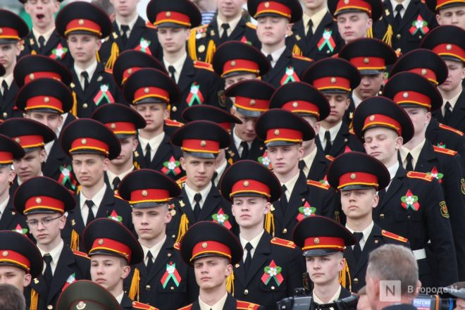 Фоторепортаж: парад в честь 80-й годовщины Победы прошел в Нижнем Новгороде - фото 98