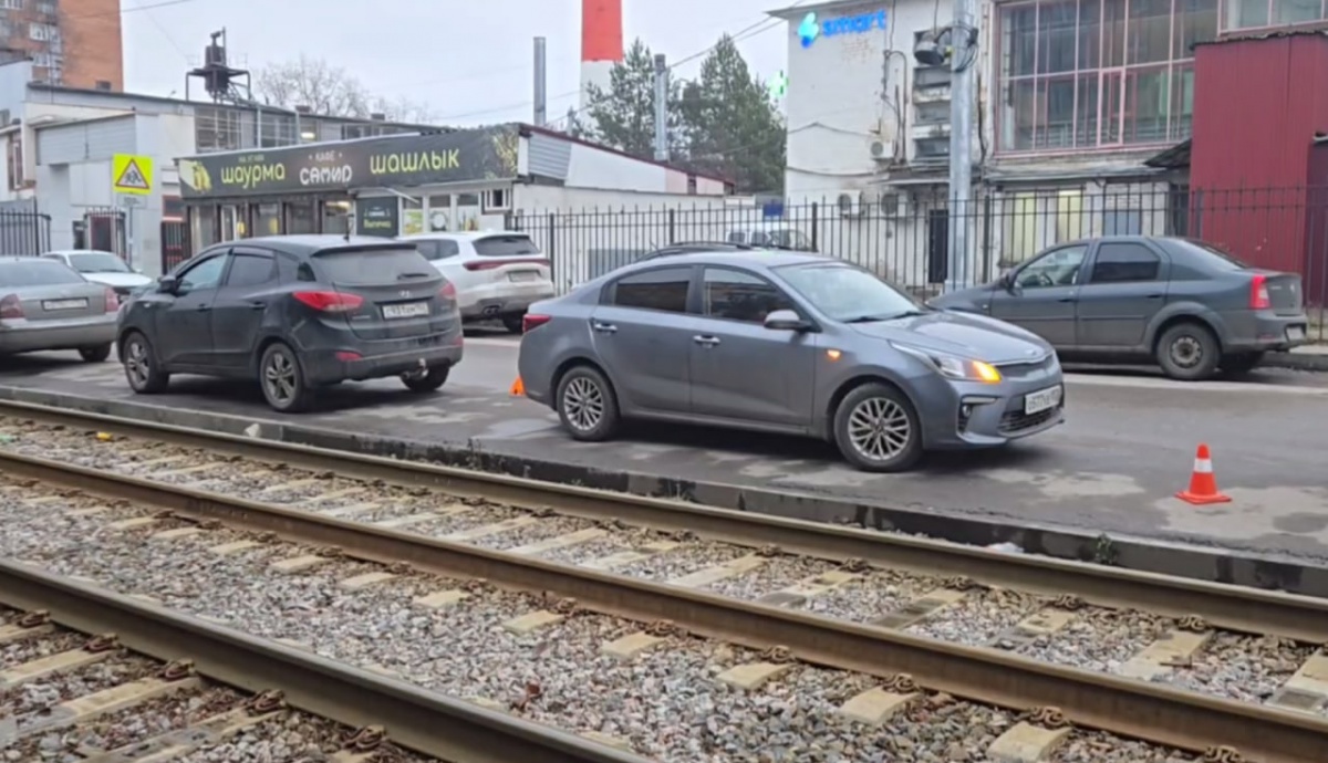 Трамвай влетел в дверь автомобиля в Нижнем Новгороде - фото 1