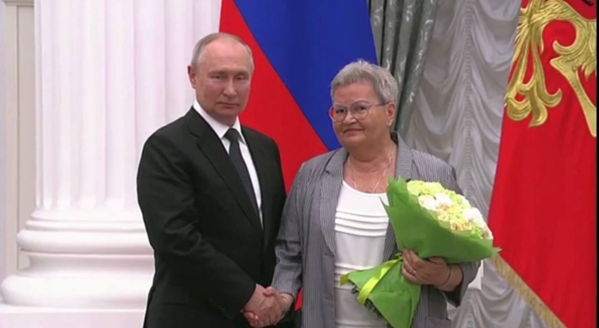 Путин вручил почетную награду завкафедрой НГАТУ Вере Титовой - фото 1