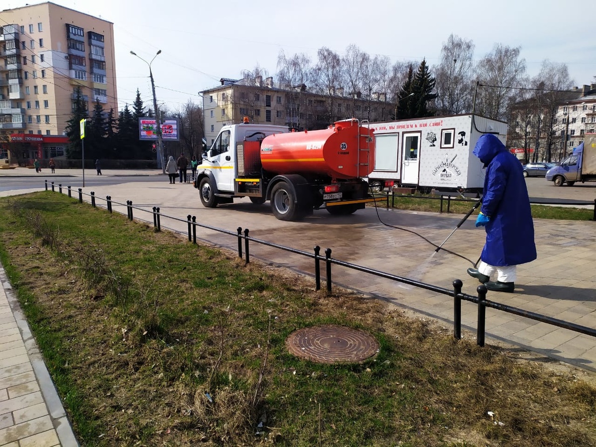 Большую дезинфекцию провели коммунальщики в сквере в центре Сормова