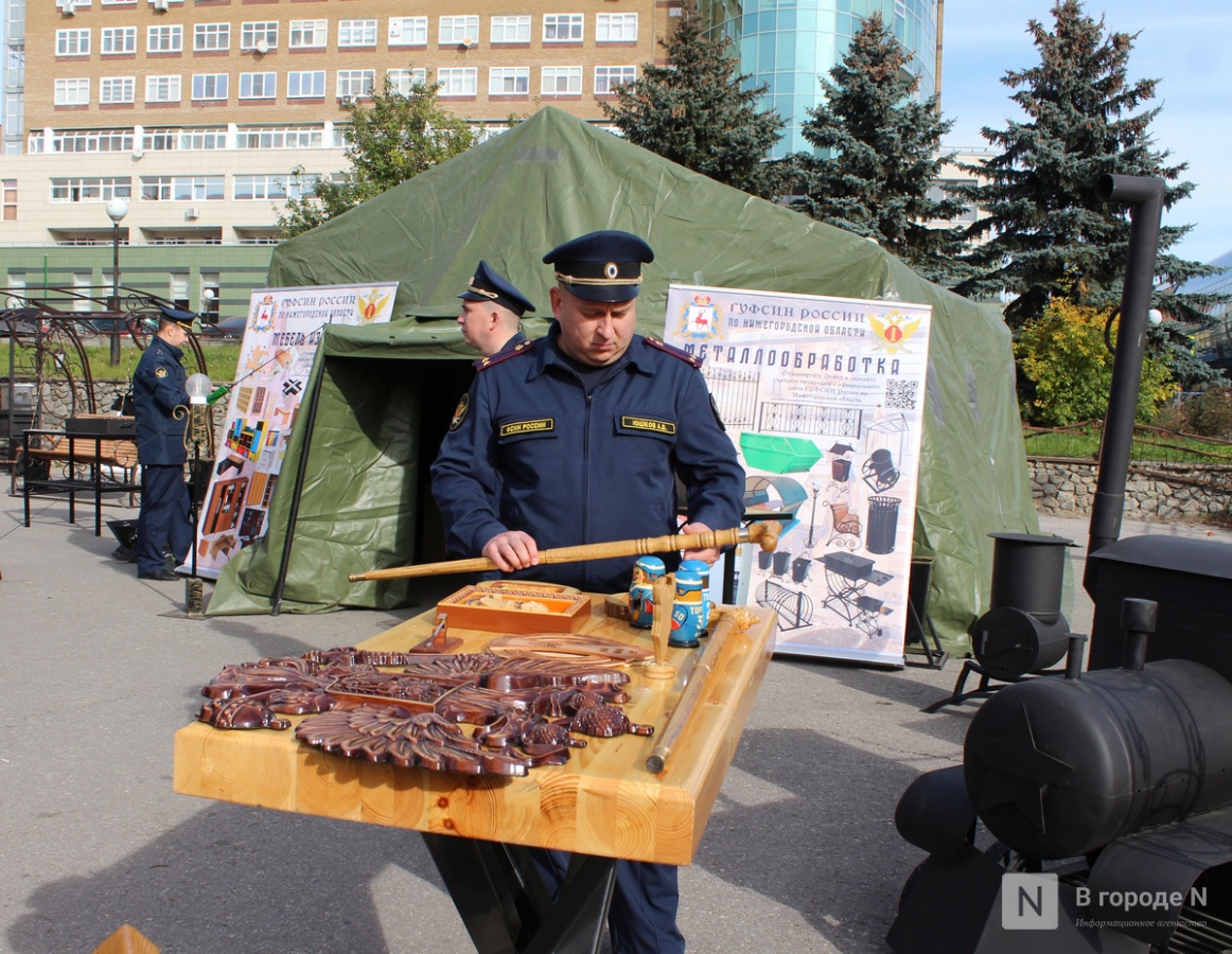 Танк-мангал и деревянные иконы: фоторепортаж с новой выставки от заключенных в Нижнем Новгороде - фото 3