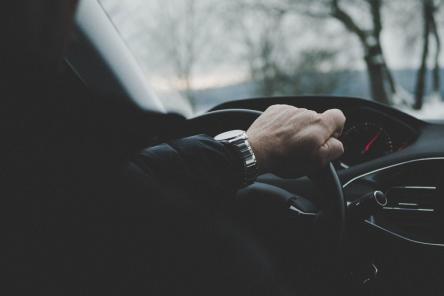 Эти неформальные жесты водителей полезно знать каждому автовладельцу