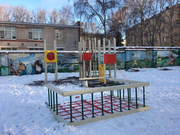 Новую детскую площадку устанавливают в нижегородском парке Свердлова - фото 1