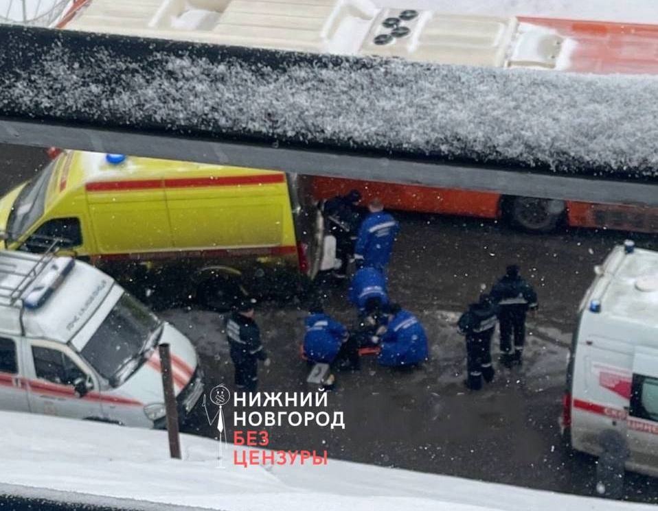 Очевидец сообщил подробности падения женщины с моста над Зеленским съездо - фото 1