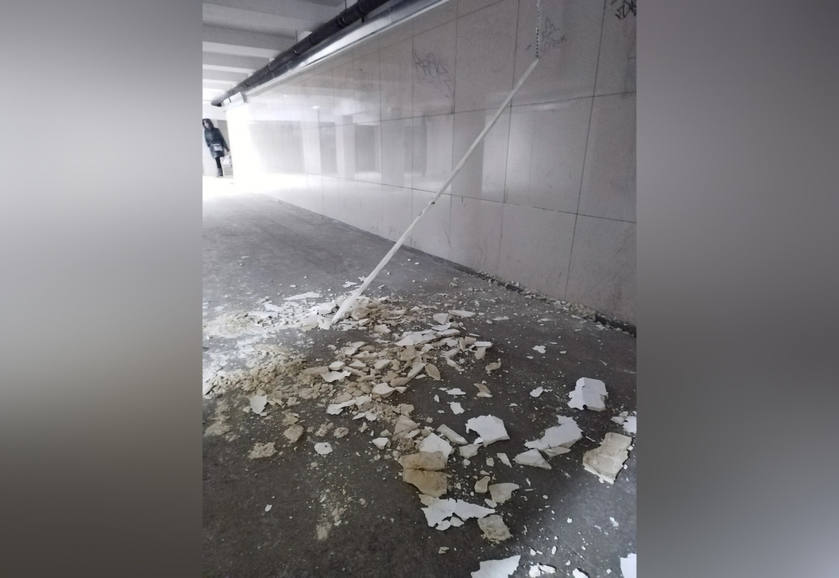 Потолок подземного перехода на улице Советской снова начал разрушаться  - фото 1