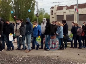 Сотрудники Машиностроительного завода в Нижнем Новгороде толпились на проходной