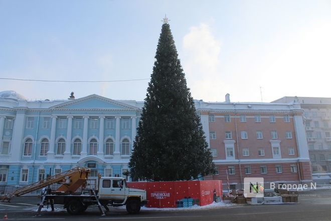 Главную елку Нижнего Новгорода демонтируют на площади Минина и Пожарского - фото 15