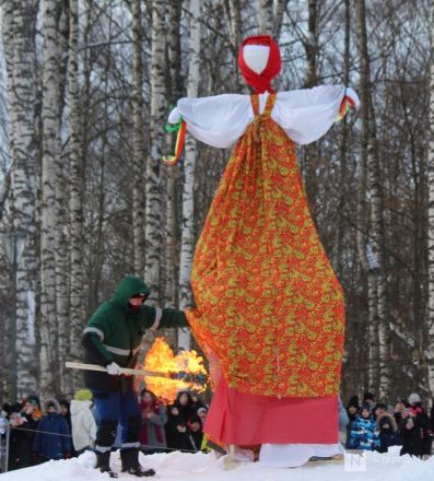 С блинами и в сугробах: как прошла Масленица в Нижнем Новгороде — фоторепортаж - фото 38
