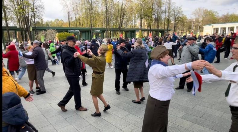 500 нижегородцев станцевали &laquo;Вальс Победы&raquo; в &laquo;Швейцарии&raquo;  - фото 2