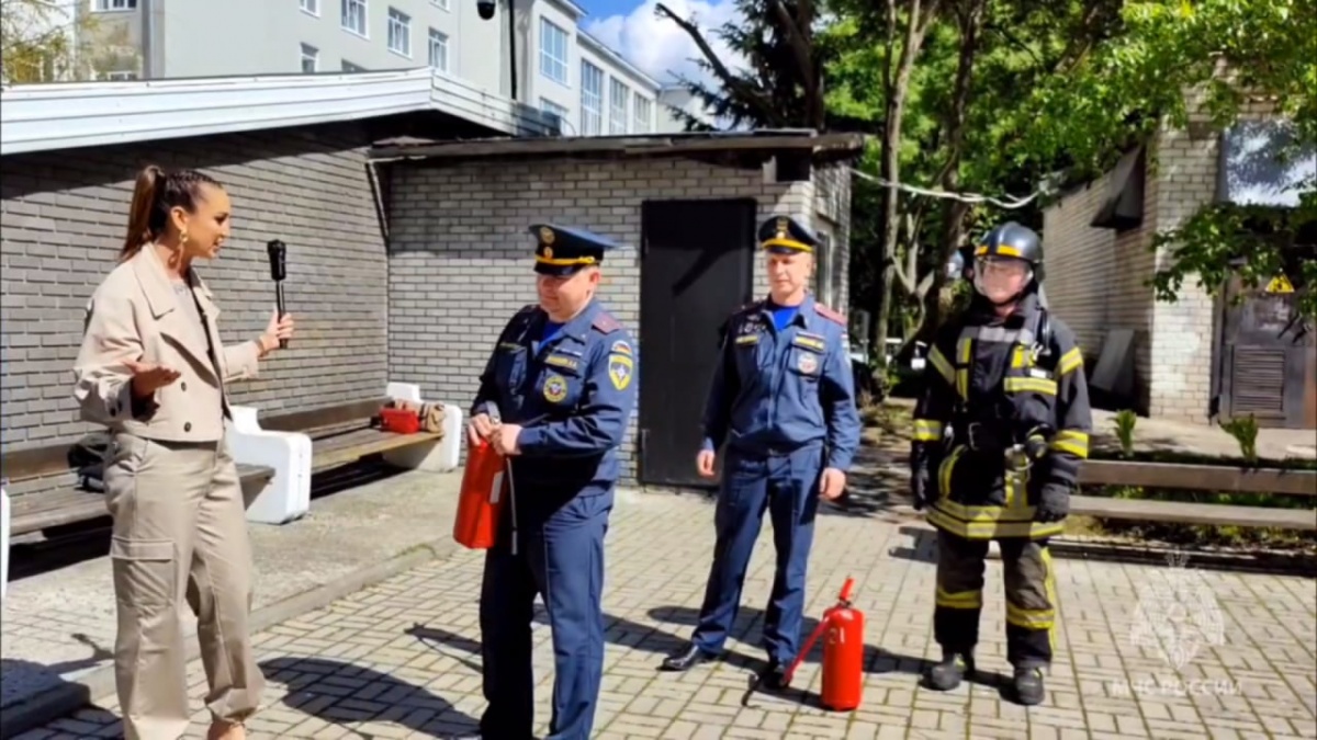 Ольга Бузова научилась тушить пожары в Нижнем Новгороде - фото 1