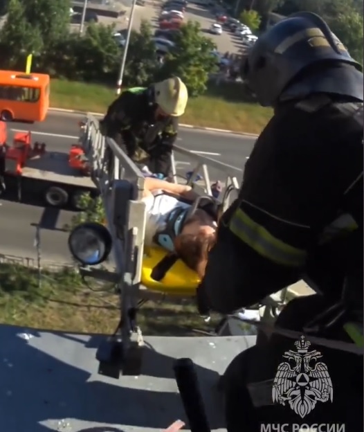 Пожарные спасли выпавшую с пятого этажа женщину в Дзержинске - фото 1