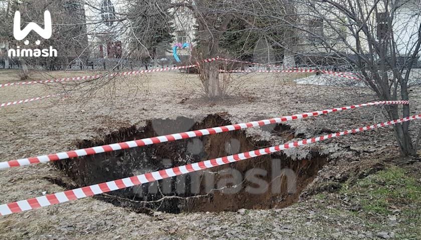 Провал грунта образовался у роддома № 4 в Нижнем Новгороде - фото 1