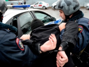Пьяный мужчина угрожал ножом полицейскому на вокзале в Нижнем Новгороде (ВИДЕО)