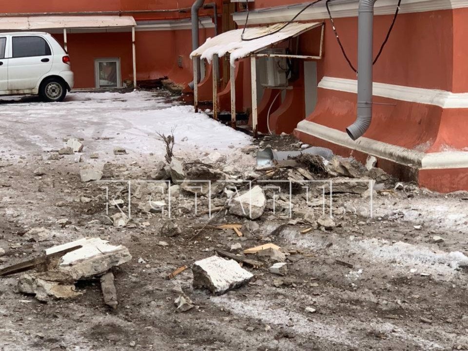 Часть фасада дома обрушилась на автомобили в центре Нижнего Новгорода - фото 2