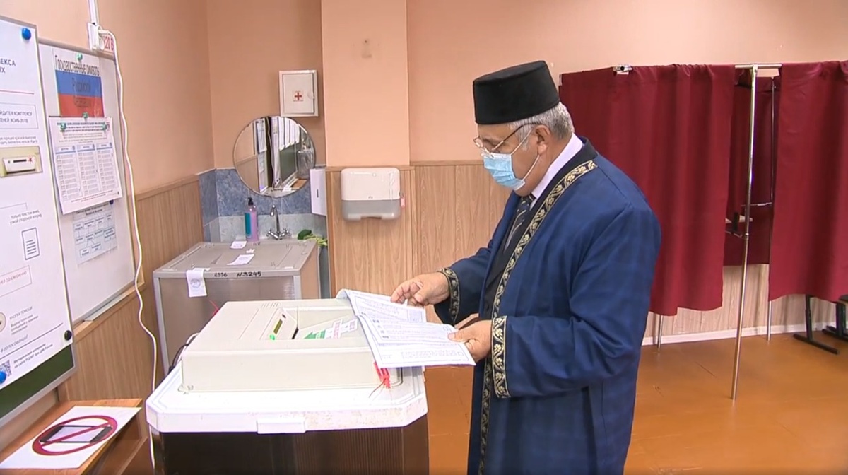 Председатель Духовного управления нижегородских мусульман пришел на выборы  - фото 1