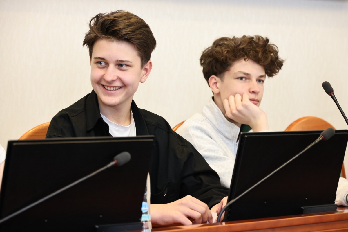 Нижегородские школьники побывали в роли депутатов Законодательного собрания - фото 2