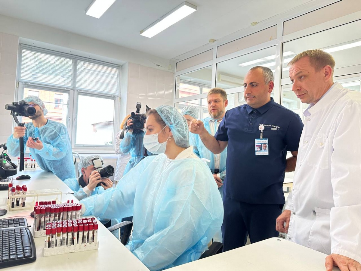 Робот-конвейер запустили в работу в Нижегородском СПИД-центре - фото 1