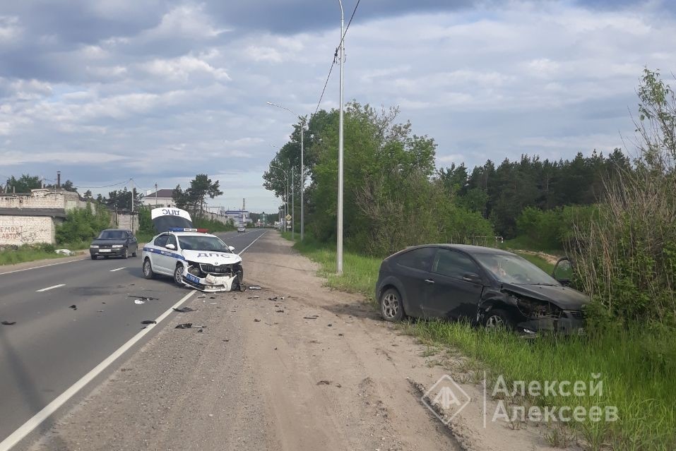 Иномарка столкнулась с патрульной машиной в Дзержинске - фото 1