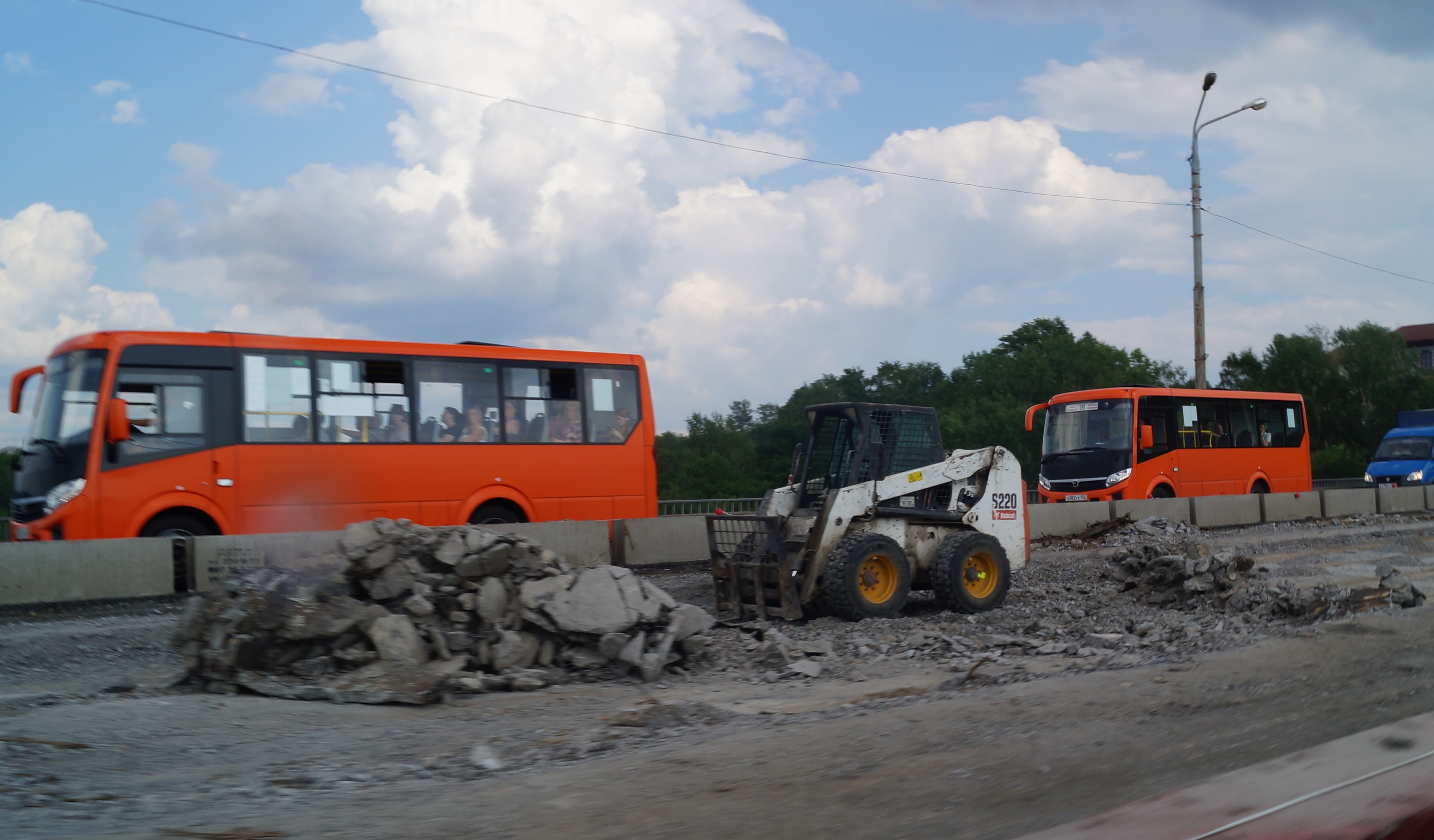 Асфальт с Мызинского моста используют для ремонта дорог в Приокском районе - фото 1