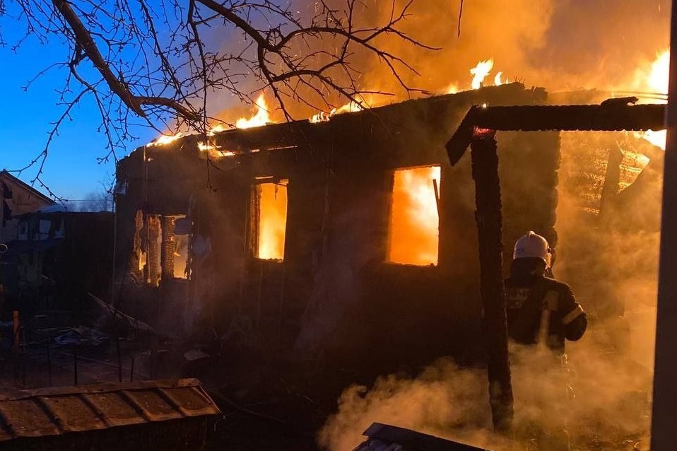 Дачный дом, баня и надворные постройки сгорели в Ленинском районе