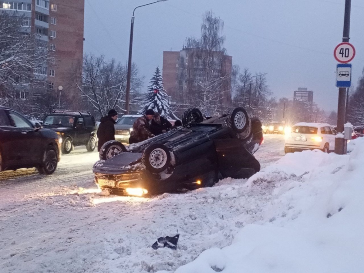 Легковушка перевернулась, наехав на сугроб в Сарове - фото 1