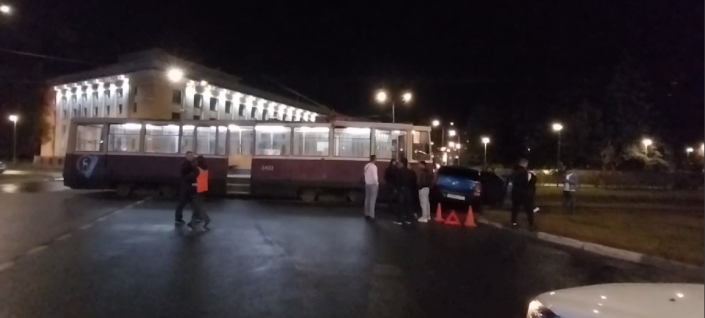 Водитель Renault влетел под трамвай в Автозаводском районе - фото 1