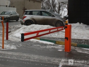 Незаконный шлагбаум уберут с площади Горького