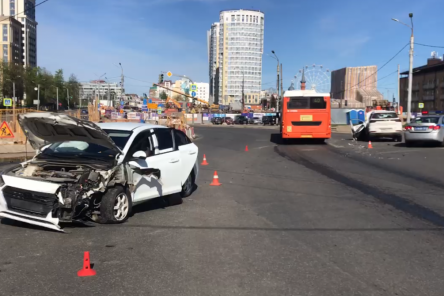 Автомобилист устроил жесткую аварию на улице Родионова и сбежал