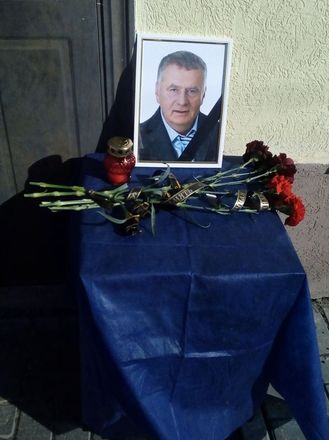Стихийный мемориал в память о Жириновском создали в Нижнем Новгороде - фото 2