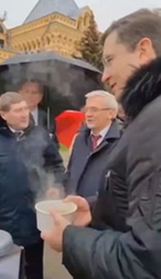 Губернатора накормили суточными щами на Нижегородской ярмарке
