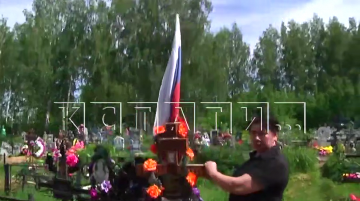 Вандалы обворовывают могилы бойцов СВО в Нижегородской области - фото 1