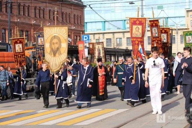 Фоторепортаж: как прошел пасхальный крестный ход в Нижнем Новгороде - фото 74