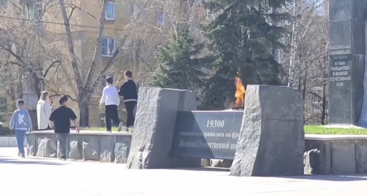 Дети закидали камнями вечный огонь в Нижнем Новгороде - фото 1