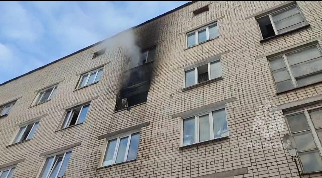 Семеро взрослых и ребенка спасли на пожаре в Дзержинске - фото 1