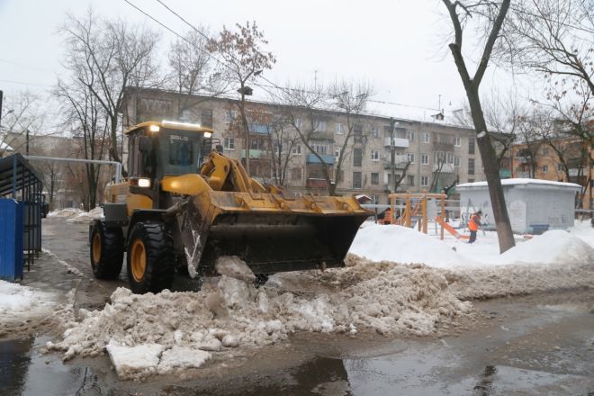 Почти 5 000 человек убирают снег на улицах Нижнего Новгорода - фото 1