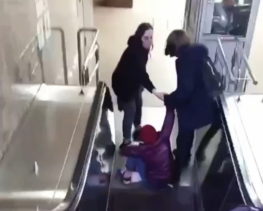 Нижегородка травмировалась при падении с эскалатора в метро