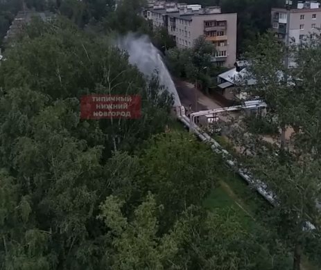 На улице Радио в Нижнем Новгороде прорвало трубу - фото 1
