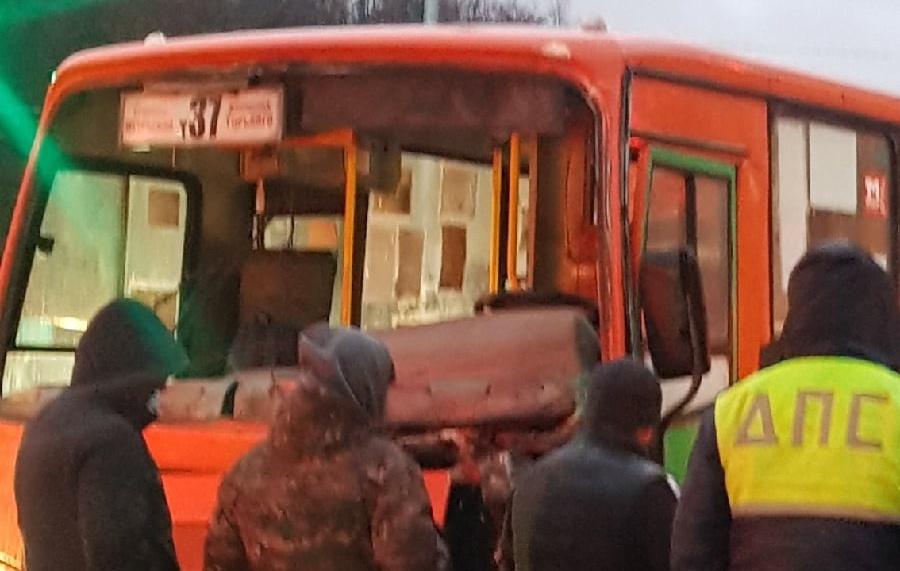 Две маршрутки столкнулись в Автозаводском районе - фото 2