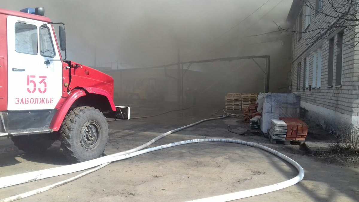 Открытый огонь ликвидировали на Заволжском моторном заводе на площади в 1200 квадратных метров - фото 1