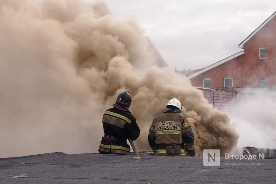 Гараж загорелся на Стрелке в Нижнем Новгороде