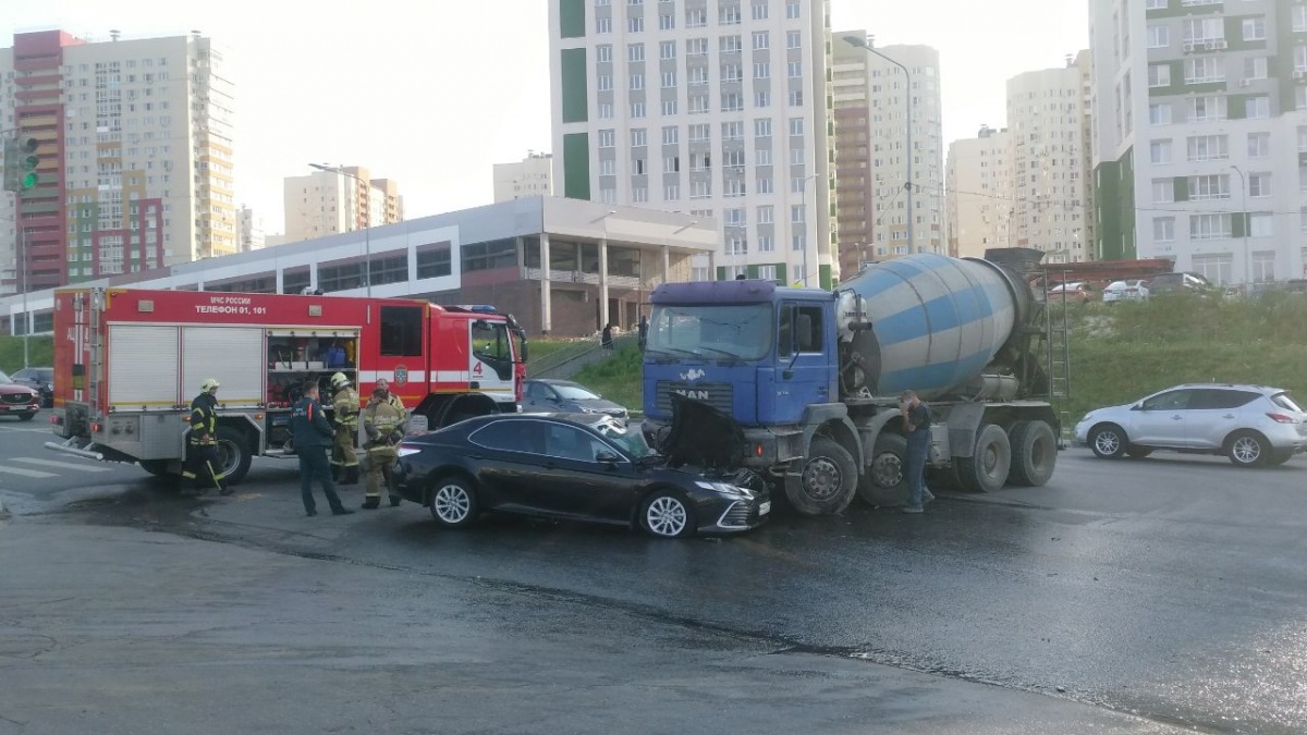 Автобетоносмеситель и иномарка столкнулись на улице Сахарова - фото 1