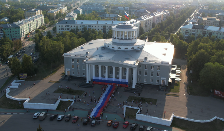 50-метровый триколор развернули в День флага РФ в Дзержинске - фото 1