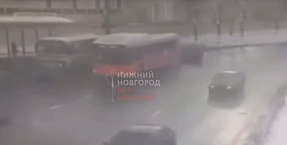 Смертельное столкновение иномарки с автобусом в Автозаводском районе попала на видео - фото 1